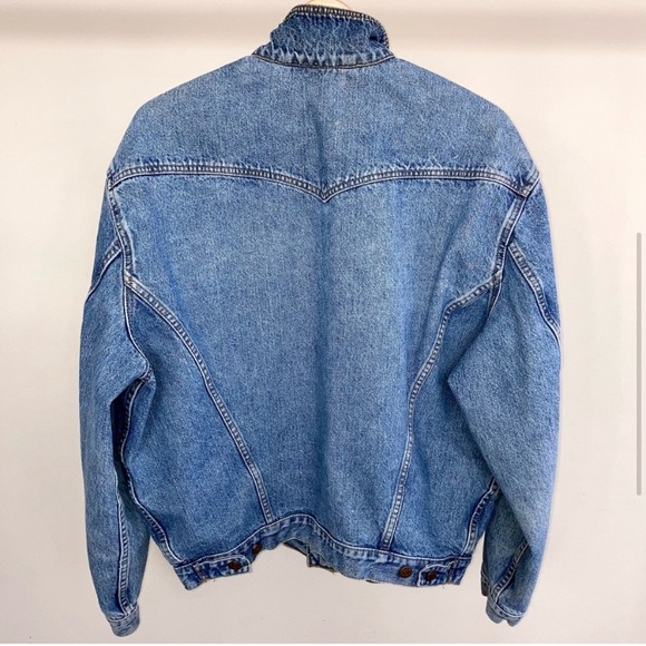 Vintage Levi’s medium-wash denim jacket with a leather collar. 💙 - Picture 3 of 9